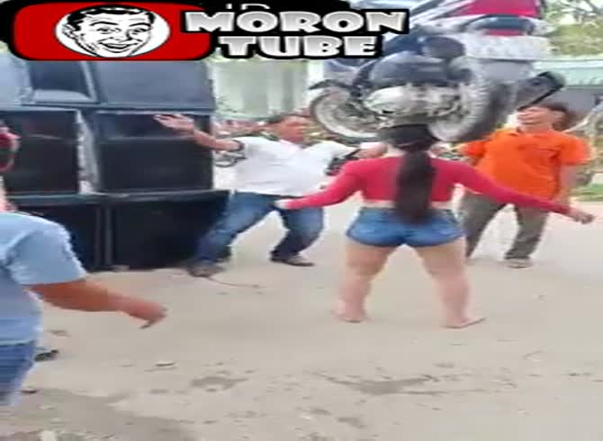Video :A girl uses her head to balance a moped